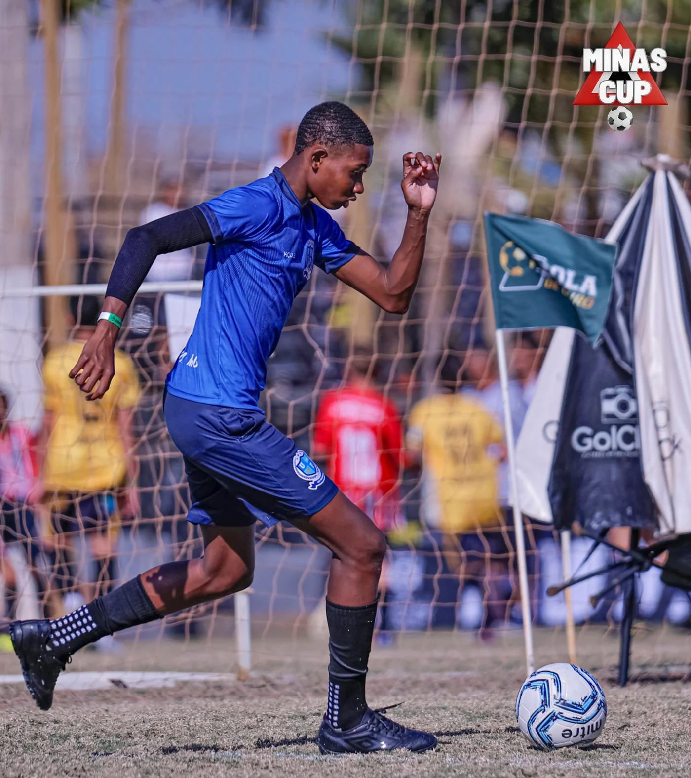 Aluno da UDI Football conduzindo a bola