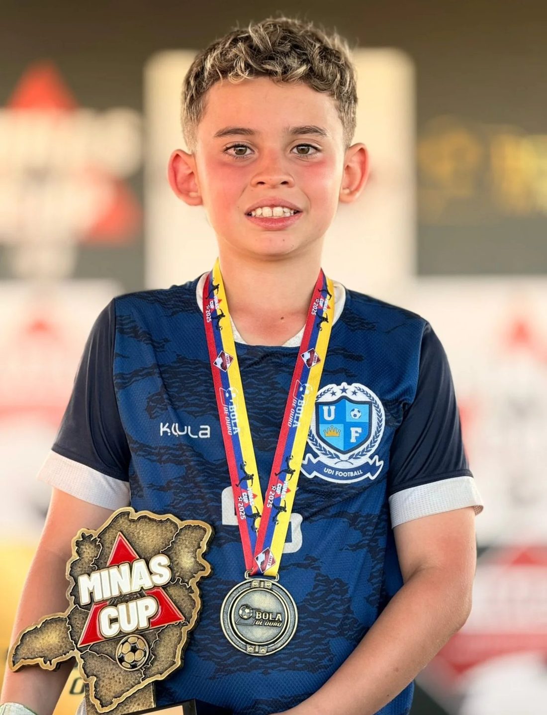 Atleta da UDI Football com a medalha da Minas Cup