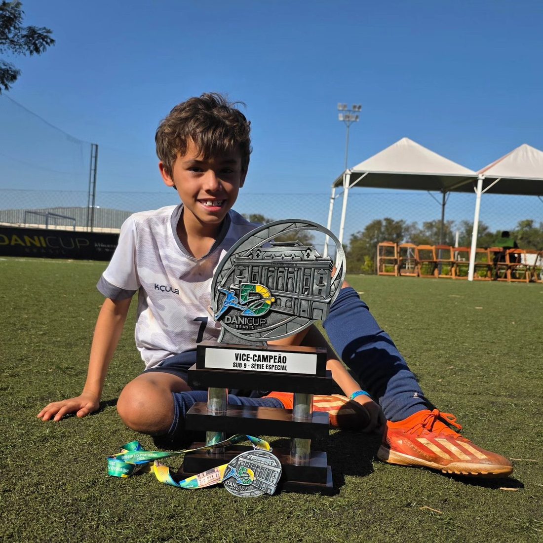 Aluno da UDI Football com o troféu da Dani Cup